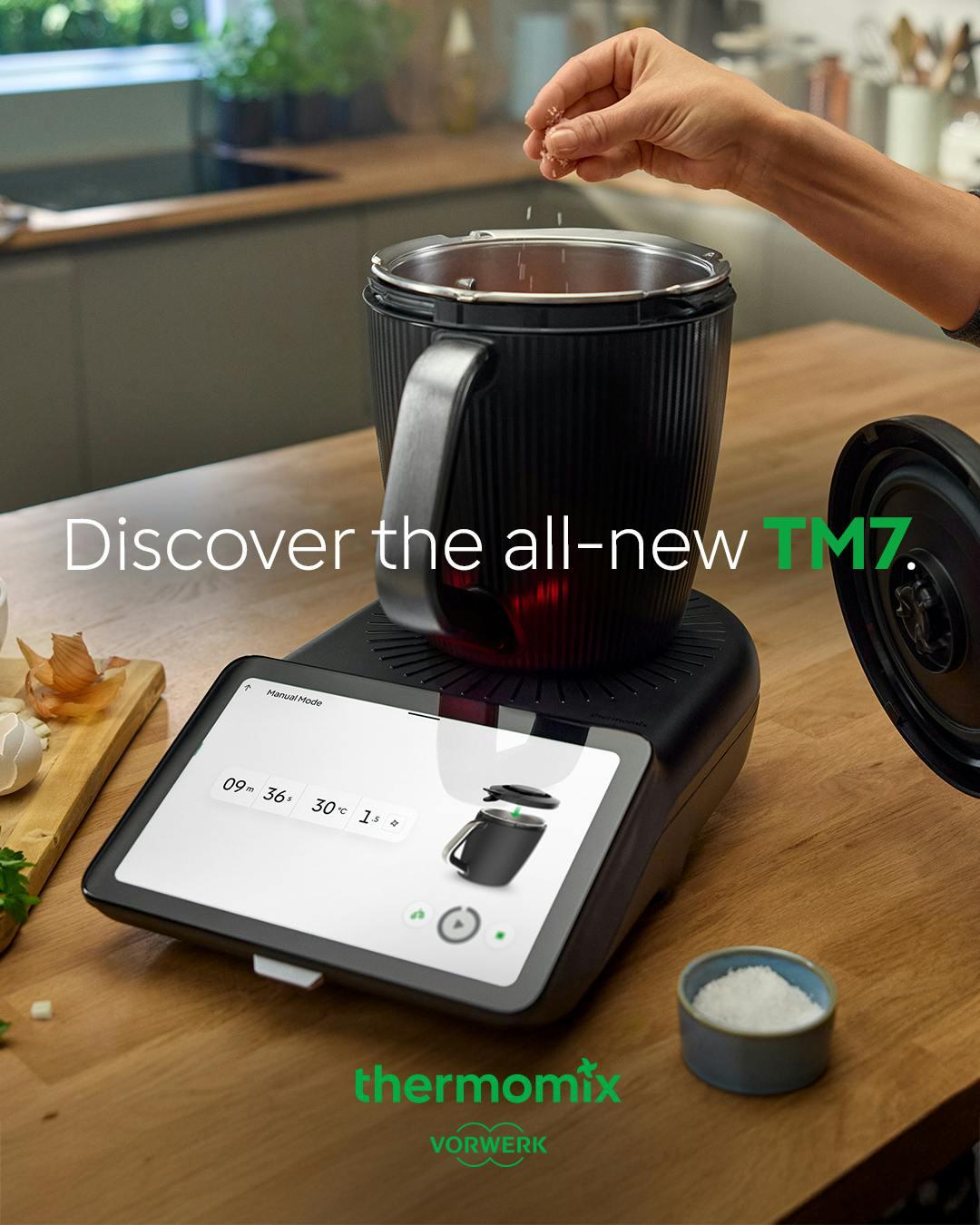 Thermomix TM7 bowl on the base with touch screen in Manual mode